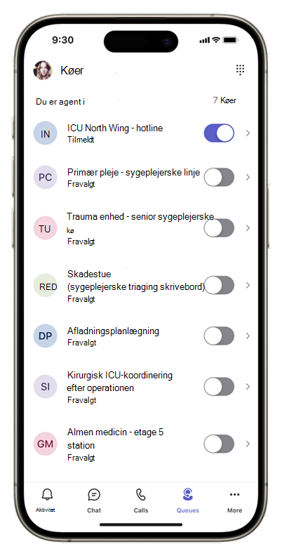 Skærmbillede af startskærmen i Køer-appen på mobil, der viser opkaldskøer med tilvalgsknapper ud for hver kø.