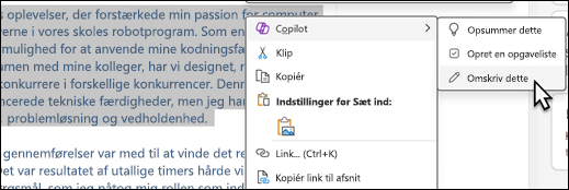 Noget tekst markeret i OneNote. Genvejsmenuen vises med Copilot markeret, og Omskriv dette markeret i undermenuen.