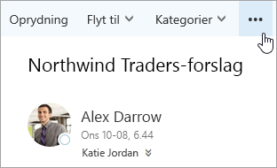 Et skærmbillede af knappen Flere kommandoer på menulinjen i Outlook.