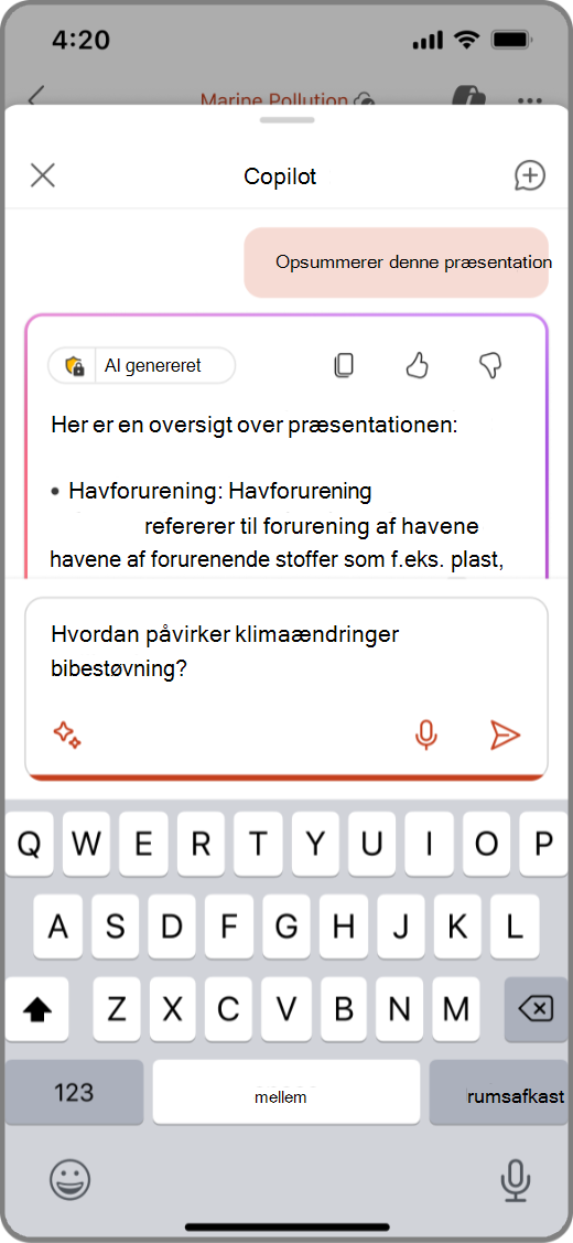 Skærmbillede af Copilot i PowerPoint på en iOS-enhed med en prompt i skrivefeltet