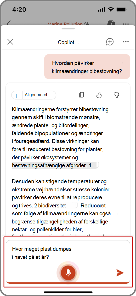 Skærmbillede af Copilot i PowerPoint på en iOS-enhed med stemmeinput-funktionen fremhævet