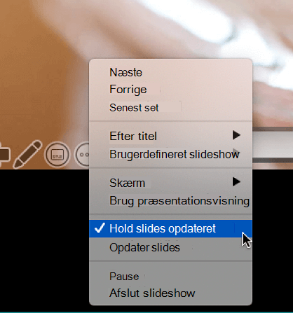 Genvejsmenuen Flere indstillinger i præsentationsvisning viser Hold slides opdateret markeret.