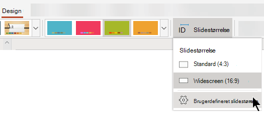 Indstillinger for slidestørrelse er tilgængelige i højre side af fanen Design på båndet på værktøjslinjen i PowerPoint Online