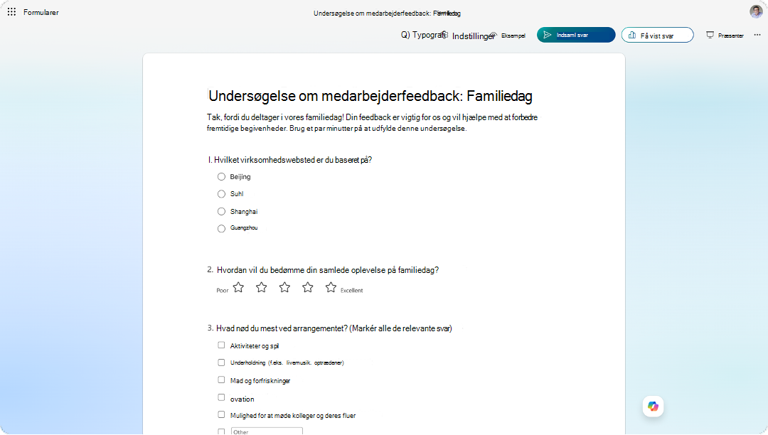 Skærmbillede, der viser undersøgelse af medarbejderfeedback i Microsoft Forms med spørgsmål om bedømmelse af begivenheder og feedback.