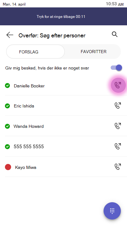 Overførselsskærm, der viser et søgefelt med navnet Overfør: Søg efter personer med til/fra-knappen Giv mig besked, hvis der ikke er nogen svar aktiveret, og en liste over kontakter, herunder Danielle Booker, Eric Ishida, Wanda Howard, 555 555 5555 og Kayo Miwa. Der vises en handlingsknap til viderestilling ud for hver kontakt, og en knap til viderestilling af opkald fremhæves.