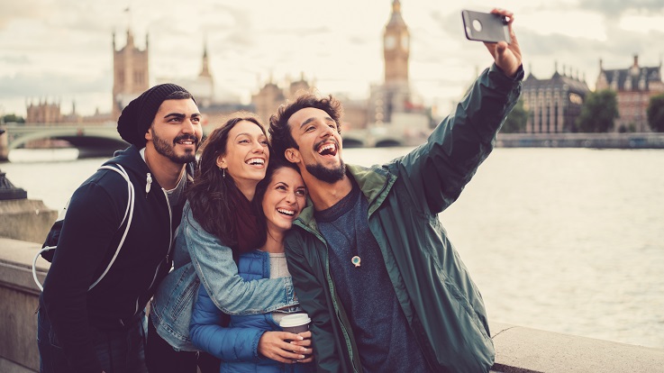 Foto einer Gruppe von Freunden, die ein Selfie in London