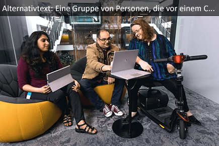 Eine Gruppe von Personen, die vor einem Computer sitzen