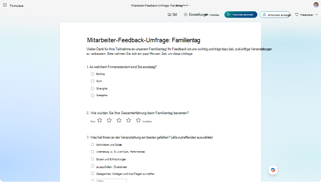 Screenshot, der eine Mitarbeiterfeedback-Umfrage in Microsoft Forms mit Ereignisbewertung und Feedbackfragen zeigt.