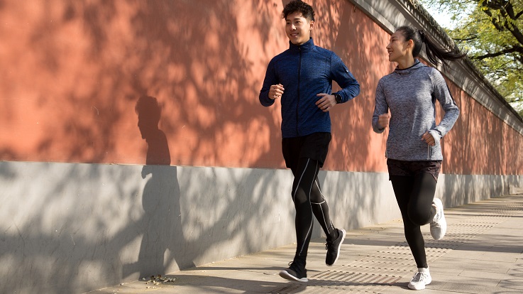 Foto von zwei Personen joggen im Freien
