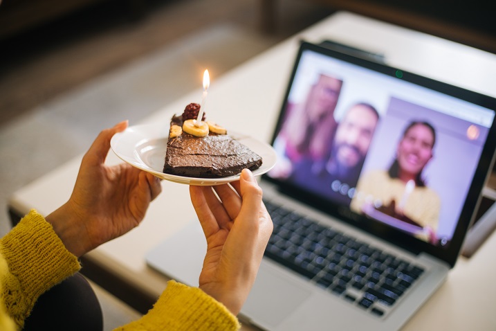 Foto einer Person, die ein Bild von Kuchen vor einer Webkamera hält
