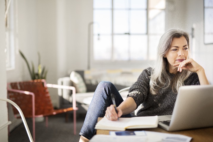 Foto einer Frau mit Laptop und Kalender