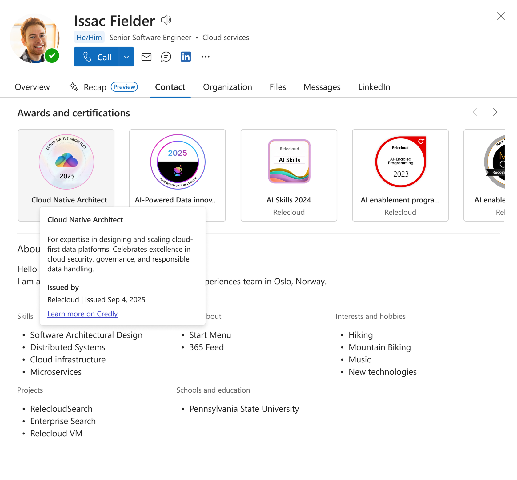 Diese Abbildung zeigt, wie Benutzer mehr über den Badge erfahren können, indem sie darauf klicken.