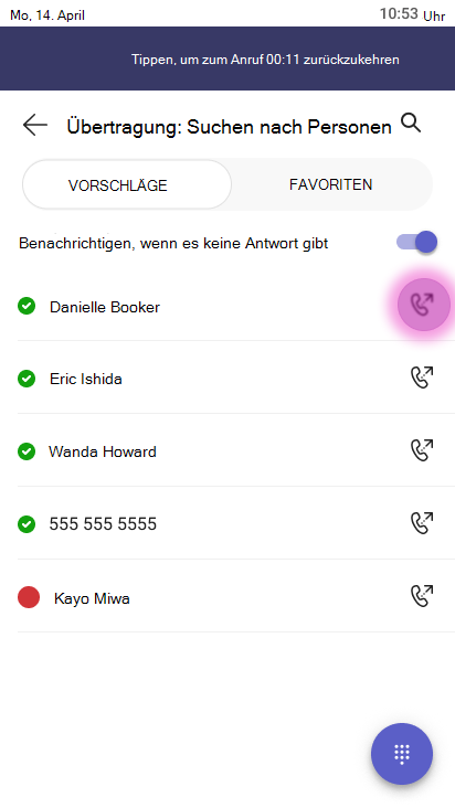 Übertragungsbildschirm mit einem Suchfeld mit der Bezeichnung Übertragen: Nach Personen suchen, mit aktivierter Umschaltfläche Benachrichtigen, wenn keine Antwort vorhanden ist, und einer Liste von Kontakten, einschließlich Danielle Booker, Eric Ishida, Wanda Howard, 555 555 5555 und Kayo Miwa. Neben jedem Kontakt wird eine Schaltfläche zum Übertragen angezeigt, und eine Schaltfläche für die Anrufübertragung ist hervorgehoben.