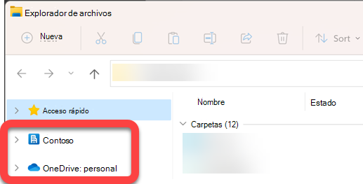 En el panel de navegación de la parte izquierda de Explorador de archivos, hay carpetas de nivel superior para una biblioteca de SharePoint sincronizada y una OneDrive sincronizada.