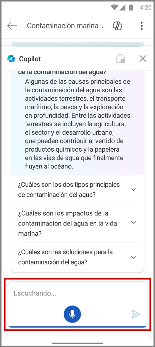 Captura de pantalla de Copilot en Word en un dispositivo Android utilizando la entrada de voz en el cuadro de redacción