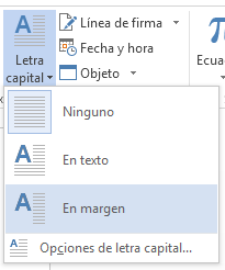 En el menú Letra capital, seleccione En el margen para colocar la letra mayúscula en el margen en lugar de colocarla en el párrafo.