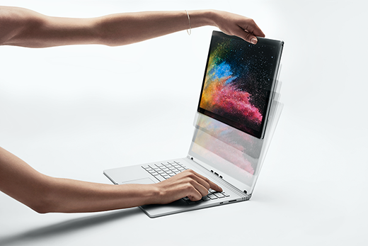 Imagen de la pantalla de Surface Book 2 que se está levantando y separando del teclado.