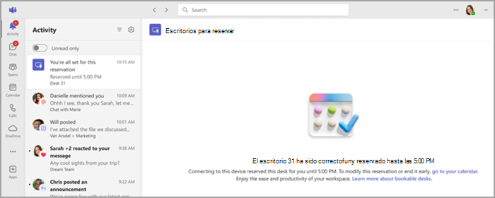 Captura de pantalla que muestra una notificación de reserva de escritorio reservable en la pestaña Actividad en Teams.