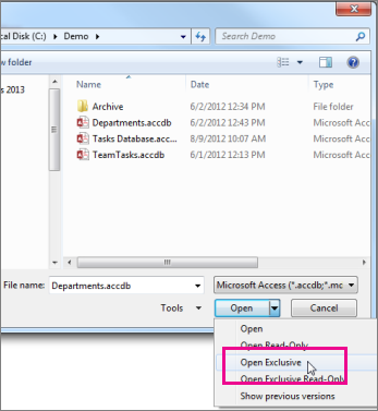 Cuadro de diálogo Abrir en el que se muestra expandida la lista desplegable del botón Abrir y el cursor sobre la opción Abrir en modo exclusivo.
