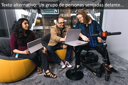 Un grupo de personas sentadas delante de un equipo