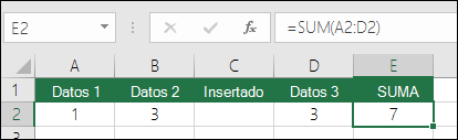 El ejemplo representa una fórmula SUMA que se expande automáticamente de =SUMA(A2:C2) a =SUMA(A2:D2) cuando se inserta una columna