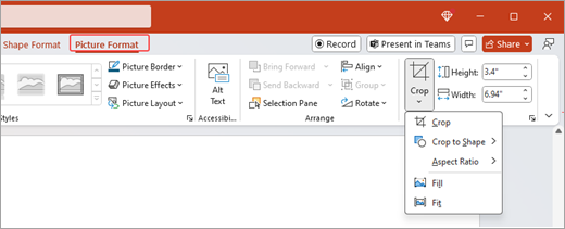 La captura de pantalla muestra las opciones de Formato de imagen en la cinta de opciones y la característica Recortar abierta en Microsoft PowerPoint.
