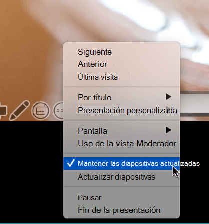 El menú contextual Más opciones en la vista Moderador con la opción Mantener diapositivas actualizadas seleccionada.