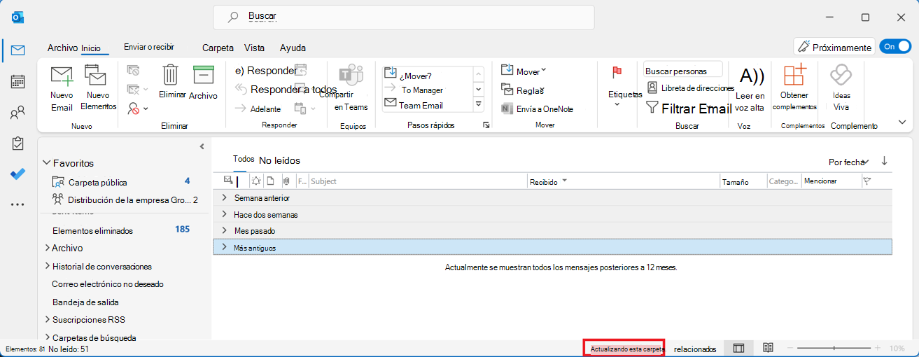 Buzón compartido de Outlook con el mensaje Actualizando esta carpeta encerrado en un círculo rojo