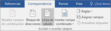 Como parte de Word combinación de correspondencia, en la pestaña Correspondencia, en el grupo Escribir & insertar campos, elija Línea de saludo.
