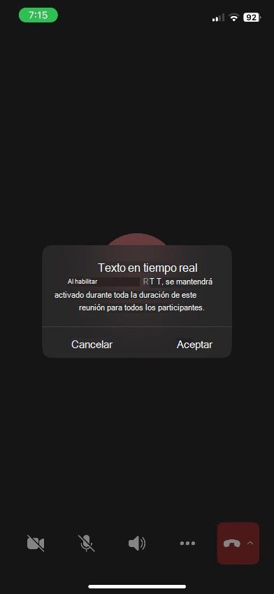 Ventana de reunión de Teams con el panel RTT en la parte inferior del dispositivo iOS.