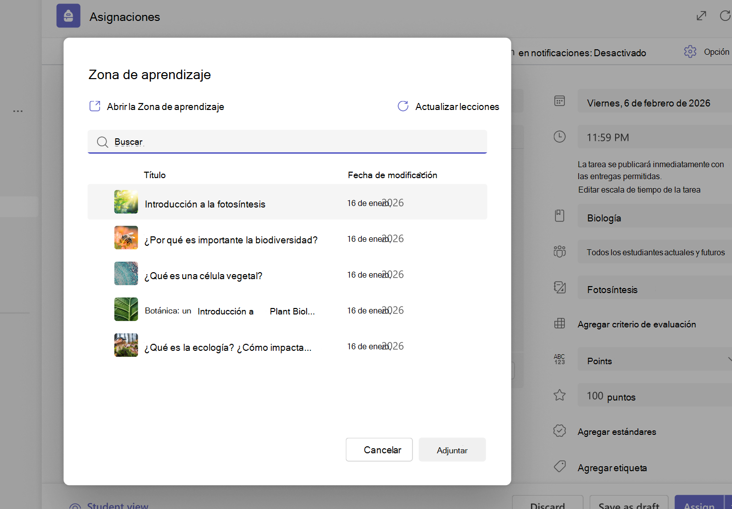 Captura de pantalla del cuadro de diálogo Selector de lecciones que muestra una lista de lecciones de la Zona de aprendizaje con nombres de lecciones, fechas y opciones para buscar, ordenar y adjuntar una lección.