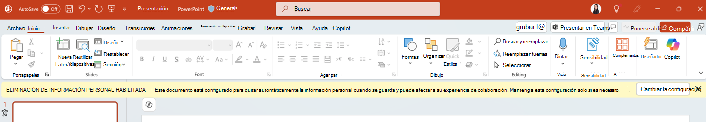 Notificación de eliminación de información personal habilitada en la aplicación de PowerPoint