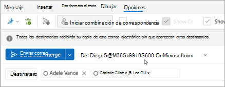 Iniciar combinación de correspondencia con destinatarios. Cada destinatario recibirá su propia copia del correo electrónico sin que aparezcan otros destinatarios.