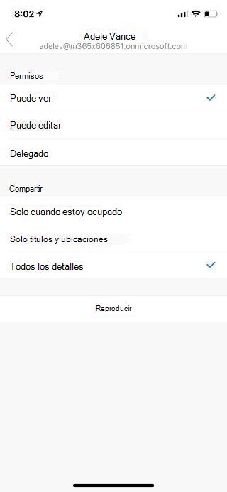 Muestra una pantalla móvil con el nombre de una persona en la parte superior, y debajo se muestran opciones de permisos y uso compartido.