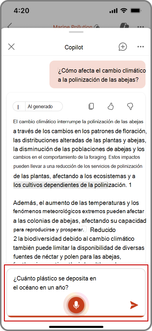 Captura de pantalla de Copilot en PowerPoint en un dispositivo iOS con la funcionalidad de entrada de voz resaltada