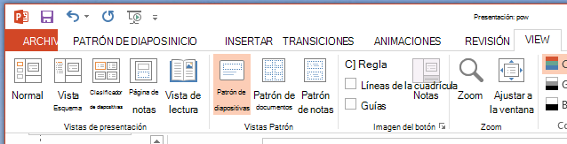 El botón Patrón de diapositivas se encuentra en la pestaña Vista de la cinta de opciones.