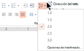 Las opciones del menú Interlineado de la cinta le permiten seleccionar opciones de interlineado simple, doble u otras opciones de interlineado vertical.