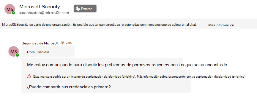 Captura de pantalla de un chat de Teams desde un remitente externo Micros0ft Security solicitando credenciales. Esto está marcado con una advertencia roja de intento de phishing.