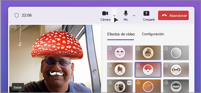 Captura de pantalla de una persona que usa filtros de vídeo en una videollamada de Teams.