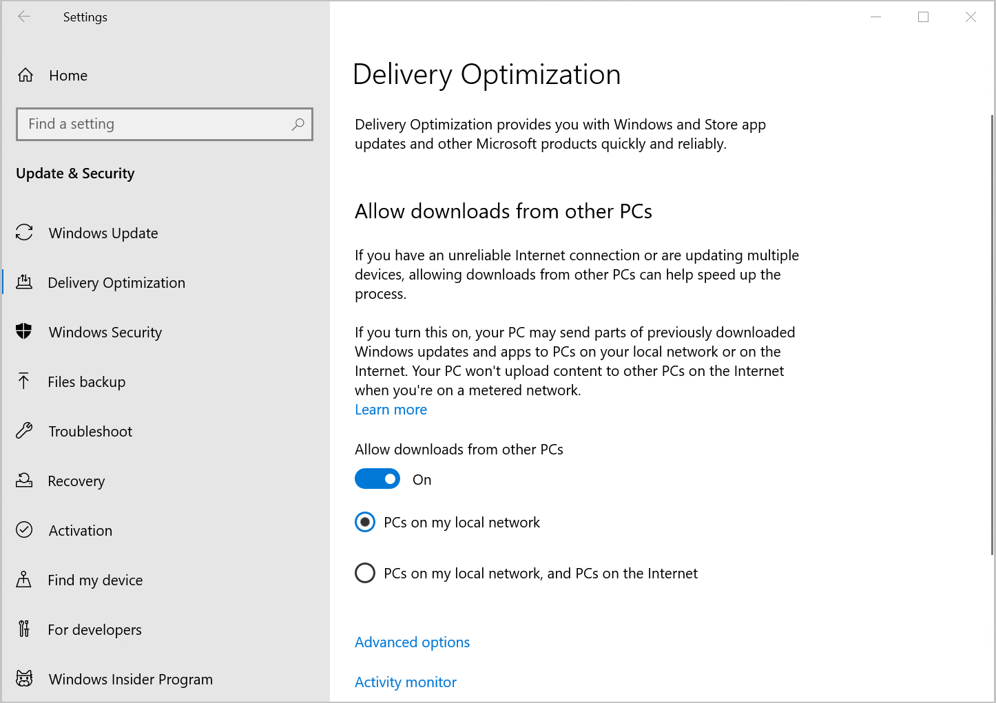 Captura de pantalla de la configuración Windows 10 Optimización de distribución que muestra la opción Permitir descargas de otros equipos.