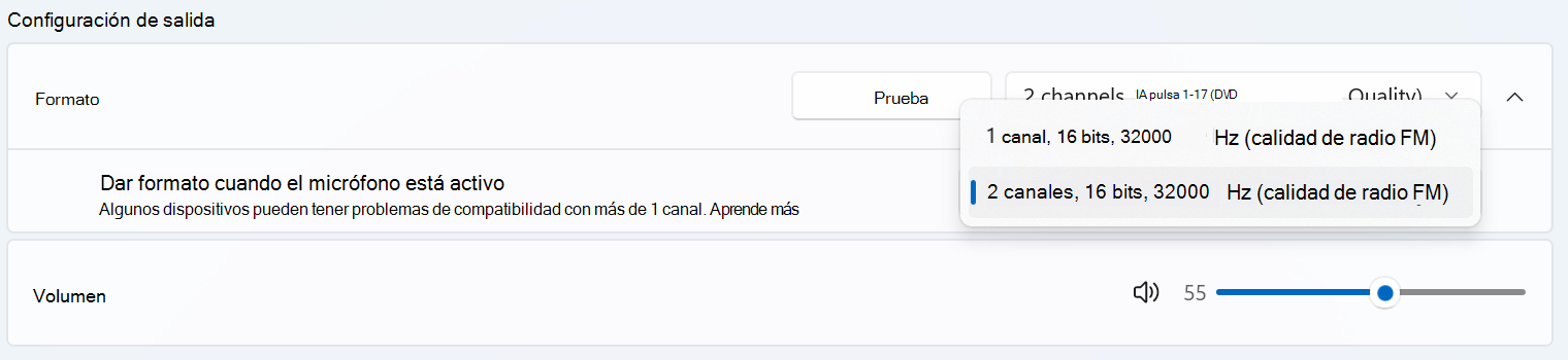Configuración de salida en Propiedades de sonido > del sistema > para un dispositivo de audio Bluetooth LE. El menú Formato se expande para mostrar un formato secundario cuando el micrófono está activo.