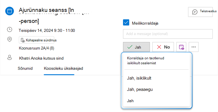 Pildil on kujutatud hübriid-RSVP menüünupp Jah koos selle ripploendi laiendamisega, kus kuvatakse kolm erinevat valikut: Jah, isiklikult, Jah, virtuaalselt ja Jah.