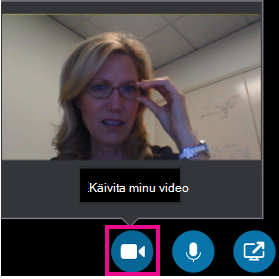 Skype’i ärirakenduse videovestluses kaamera käivitamiseks klõpsake videoikooni.