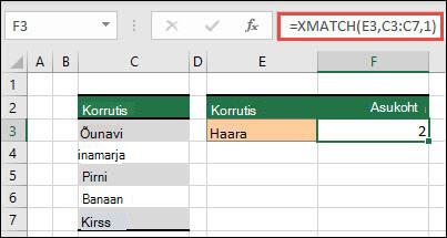 Exceli tabel, mis sisaldab erinevaid puuviljatooteid lahtritest C3 kuni C7. XMATCH-valemit kasutatakse tabelist koha leidmiseks, kus tekst vastab gra (määratletud lahtris E3). Valem tagastab väärtuse 2, kuna tekst Viinamarja asub tabelis kahes kohas.