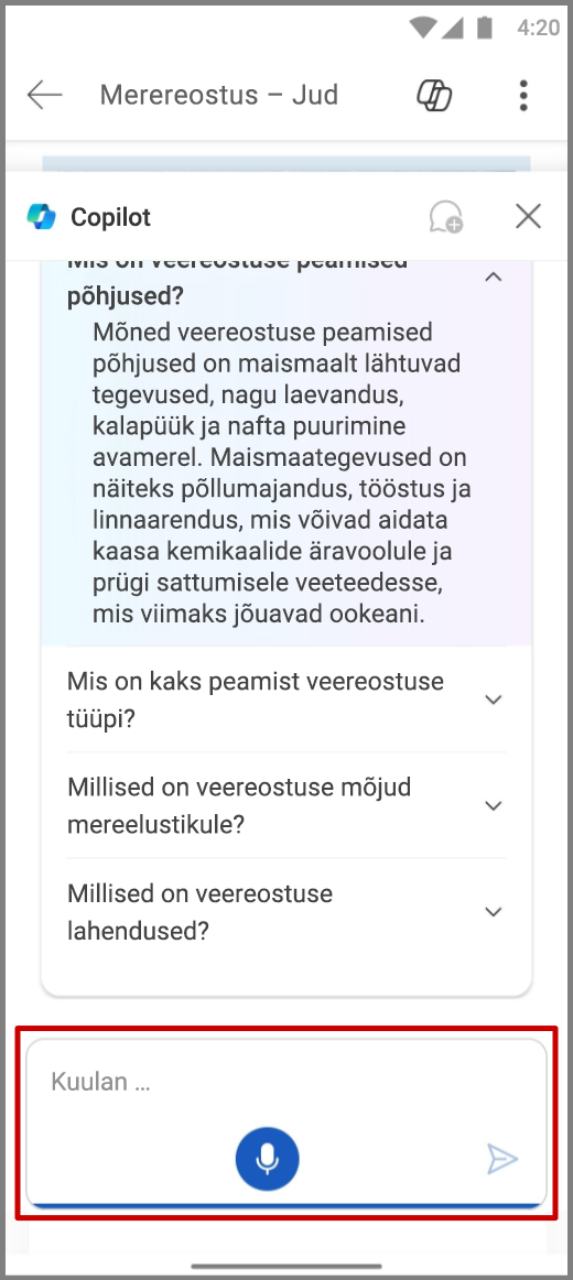 Kuvatõmmis, millel kujutatakse Wordi Copilotit Androidi seadmes koos häälsisendiga koostamisväljal