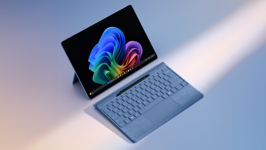 Surface Pro 1. väljaande ülalt alla nurgaga vaade Flex KB ja pliiatsiga