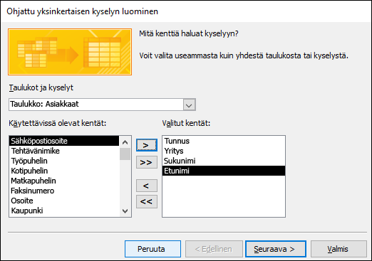 Valitse Ohjatun yksinkertaisen kyselyn luomisen valintaikkunassa kentät, joita haluat käyttää.