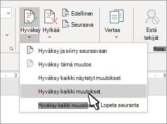 Avattava valikko, jossa on Hyväksy kaikki muutokset -vaihtoehto Word