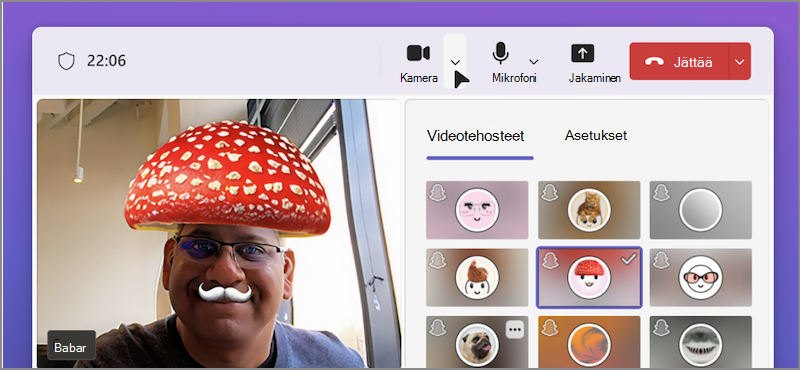 Näyttökuva henkilöstä, joka käyttää videosuodattimia Teams-videopuhelussa.