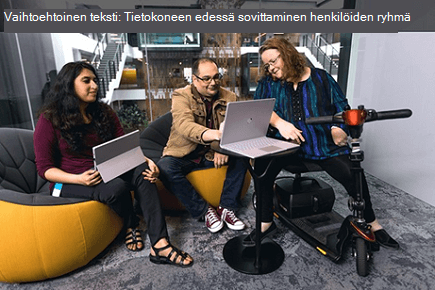 Ryhmä ihmisiä istuu tietokoneen ääressä